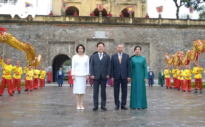 Top leader hosts special friendship programme at Thang Long Imperial Citadel